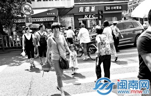 泉州市区东街路段，斑马线前小车不让行人