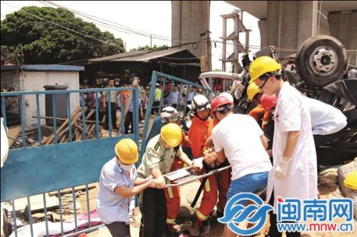被卡在驾驶室昏迷不醒的司机获救