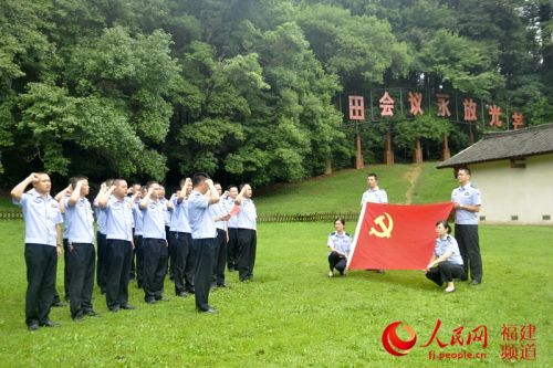 红色教育培训现场——党员来到古田会议会址重温入党誓词。吴隆重 摄