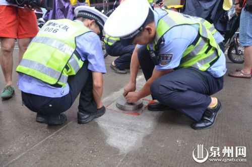 交警大队工作人员升起升降桩