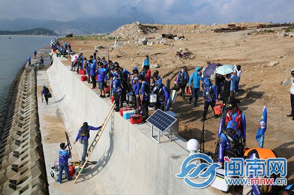 选手们在岸边准备.jpg