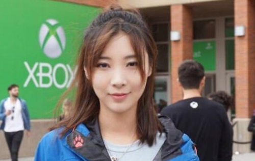 女主播女流遭遇“狂热粉”堵门骚扰 疑似拉断电闸