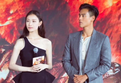 《悟空传》首映礼 倪妮黑衣红裙亮相展现完美身材