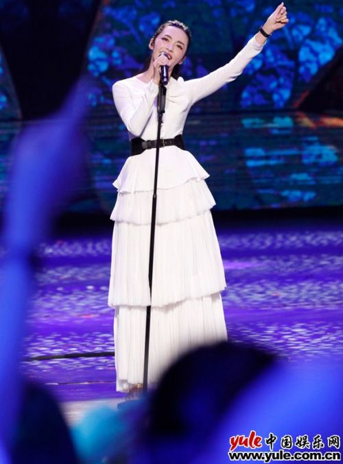 姚晨《跨界歌王》化身黑天鹅 光华路王菲再