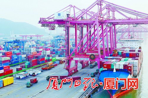 厦门国际航运中心到2020年将形成&ldquo;双港双区一中心&rdquo;的发展格局。(本报记者黄嵘摄)