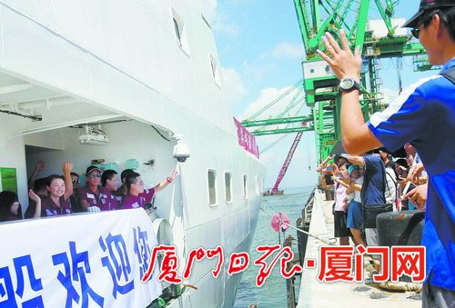 考察队员与前来送行的家人互相挥手道别。