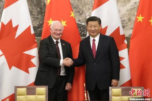 7月13日，中国国家主席习近平在北京钓鱼台国宾馆会见加拿大总督约翰斯顿。会见后，习近平与约翰斯顿共同见证了两国文化体育等领域合作文件的签署。中新社记者 盛佳鹏 摄