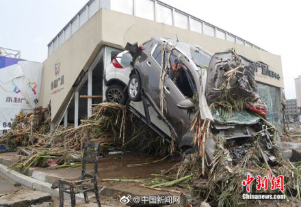 吉林降暴雨 汽车被洪水冲击&ldquo;叠罗汉&rdquo;