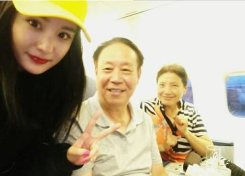 杨幂偶遇大学老师 毕业于北京电影学院05表本