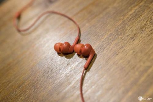 别将音量收细,索尼耳机 MDR-XB70BT