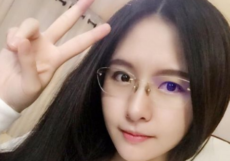 500发火箭同屏 阿冷直播揽200万礼物碾压众人夺冠