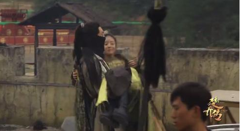 《楚乔传》红川城宇文玥救楚乔花絮：林更新往赵丽颖脸上扔石头现场搞笑不断(四)
