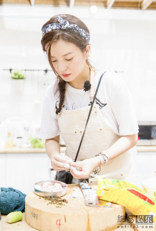 《中餐厅》赵薇自制人参果米饭 最美店长养生