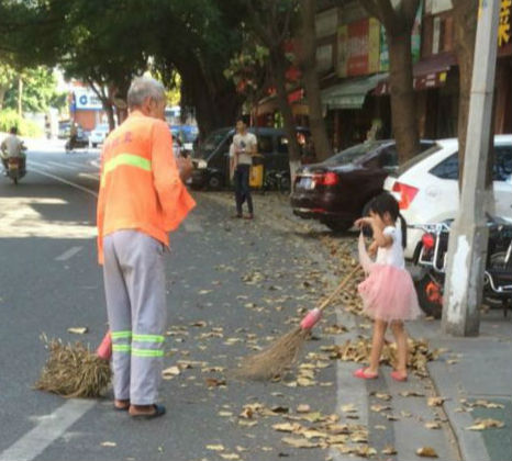 室外近40℃，可小女孩还在帮环卫爷爷扫地！你还乱丢垃圾吗？