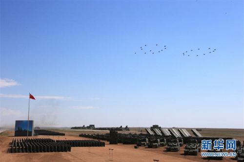 7月30日，庆祝中国人民解放军建军90周年阅兵在位于内蒙古的朱日和训练基地举行。中共中央总书记、国家主席、中央军委主席习近平检阅部队并发表重要讲话。这是纪念标识梯队。新华社记者 查春明 摄