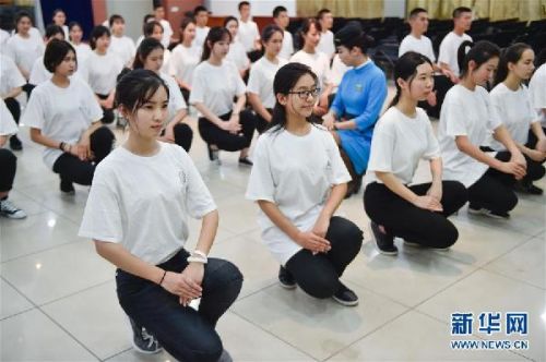 来自厦门大学的金砖国家领导人厦门会晤志愿者在首次志愿者培训上接受礼仪培训