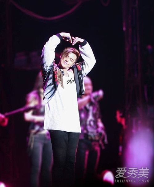 罗志祥上海演唱会升降台被卡是怎么回事?受伤