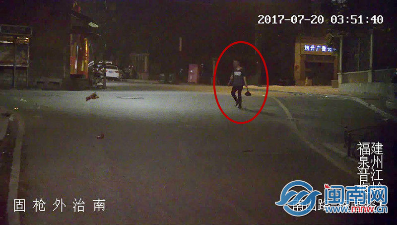 嫌疑人手上提着黑色袋子.jpg