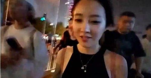 冯提莫北京户外直播 水友太疯狂 马路上群男跟