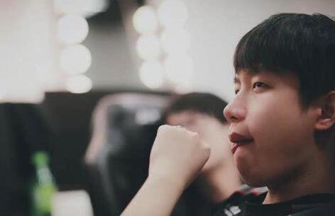 LOL解说米勒发微博黑厂长 猪仔们:不给我7酱面