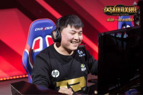 LPL第一ADC转型?Uzi排位中单打爆Faker