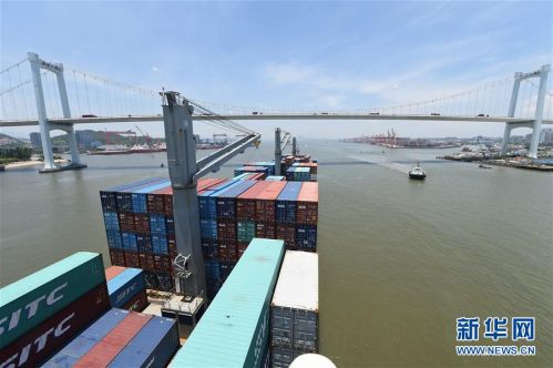 巴拿马籍集装箱货轮“海丰马卡萨”号装满集装箱从厦门海沧大桥下驶向厦门港海天码头（7月13日摄）。