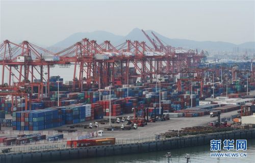 堆放满集装箱的厦门港海天码头（8月3日摄）。