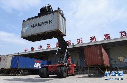 工人们在厦门“中欧中亚国际班列集货中心”厦门海关、出入境检验检疫局一站式查验场吊装通过中欧（厦门）货运班列运往欧洲的货物（8月3日摄）。
