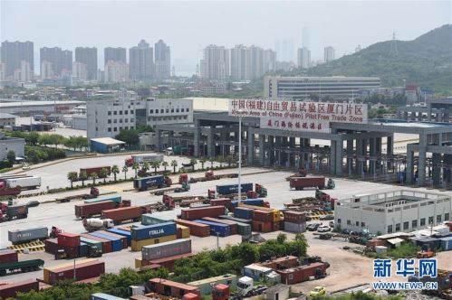 8月3日，集装箱货柜车从厦门海沧“中国（福建）自由贸易实验区厦门片区”进出。
