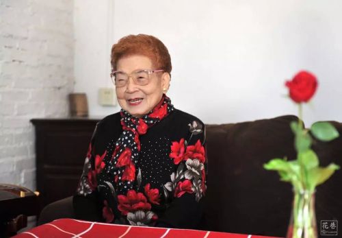 龚老师在说起自己的先生时，
表情最是神采奕奕，好似一个满心欢喜的少女。