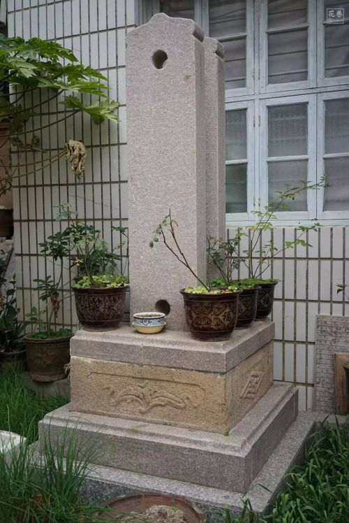 一对旗杆夹被重新封铸，
是当时用来固定举人受封的旗杆。