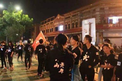 2015年北山青年召集第一次跨年跑
60多人绕着古城，完成了8公里慢跑