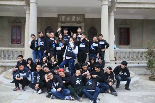  2015年末真人游戏计化人的总决赛合照
进行了两天一夜的斗智斗勇
一位姑娘获得了最后的胜利