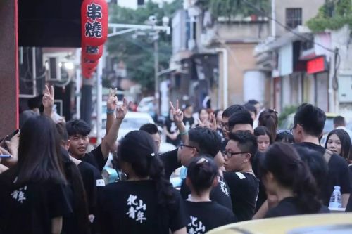  2016年的第二次趣味游戏跑
在古城镇抚巷黄氏故居
玩家们找到任务点并开始召集伙伴完成任务