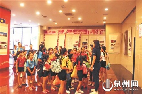 华裔小朋友在族谱展现场参观