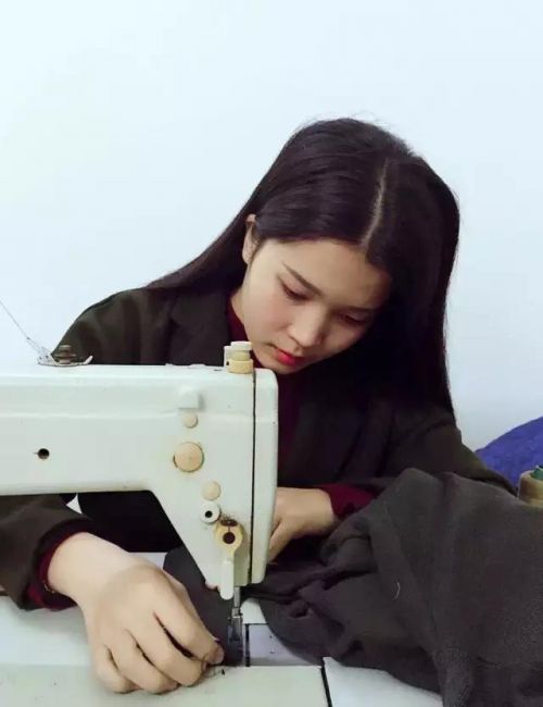 △ 文敏在给客户做衣服