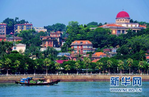 　隔着轮渡码头远眺鼓浪屿（8月7日摄）。新华社记者 魏培全 摄