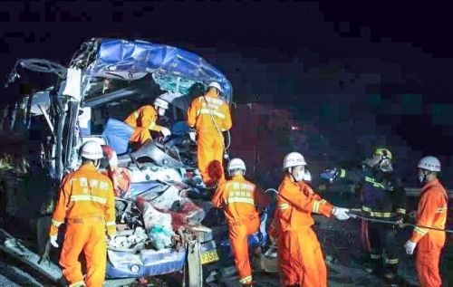 广西钦州高速一辆客车追尾火车 导致3死多伤