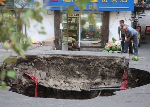 哈尔滨发生路面塌陷事故 4人坠落2人遇难(组图)