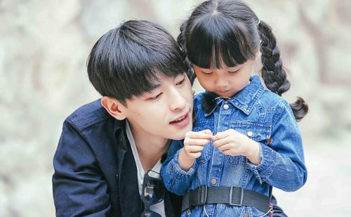 《爸爸去哪儿5》邓伦带娃无微不至 山竹乐观鼓