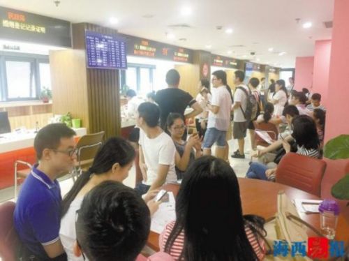 寓意“十全十美”的10月10日，领证的新人不少。记者 蔡樱柳 摄