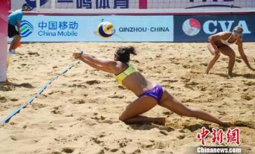 澳大利亚的选手Artacho Del Solar/Clancy以2：0轻松击败波 兰的Kolosinska/Kociolek获得女子组冠军。　翟李强 摄
