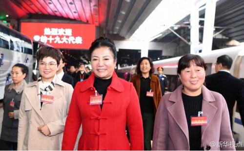 来自河南省的党的十九大代表抵达北京。