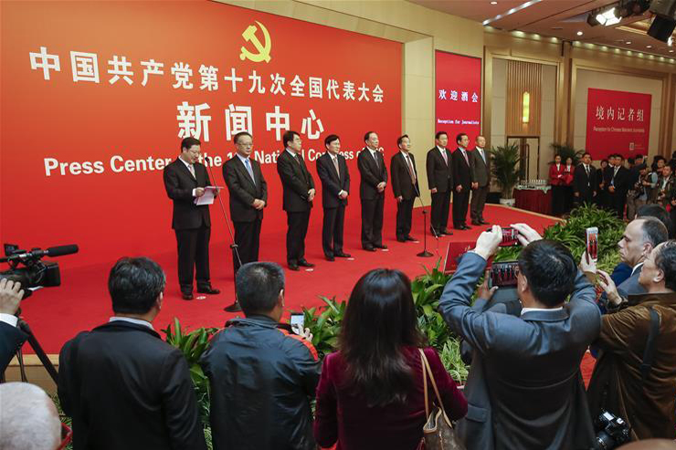 十九大新闻中心举行酒会欢迎中外记者#13;10月16日晚，中国共产党第十九次全国代表大会新闻中心在北京梅地亚宾馆举行酒会，500多位中外记者受邀出席。 新华社记者 沈伯韩 摄