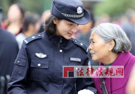 女警朋友圈走红 热心群众帮忙赶走身上的蜜蜂（图）