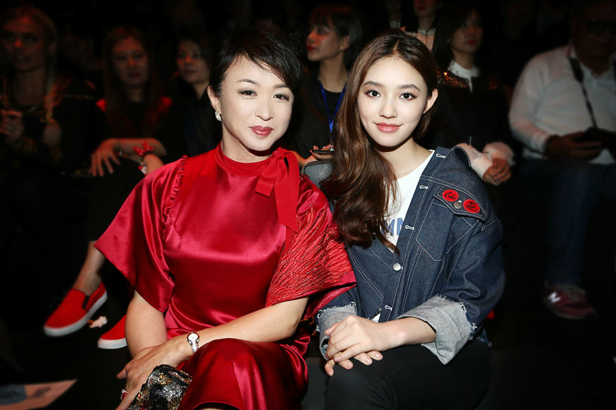 林允上海时装周看秀与金星热聊 亲自为走秀模