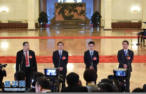 10月19日，中国共产党第十九次全国代表大会代表凌解放、王立平、徐川、黄一兵（自左至右）在北京人民大会堂接受采访。 新华社记者 王建华摄