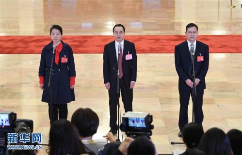 10月19日，中国共产党第十九次全国代表大会代表姜妍、康红普、刘宗富（自左至右）在北京人民大会堂接受采访。 新华社记者 王建华 摄