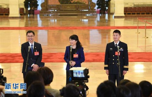 10月19日，中国共产党第十九次全国代表大会代表孟祥飞、李媛、曹先建（自左至右）在北京人民大会堂接受采访。 新华社记者 王建华 摄