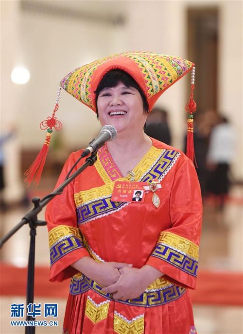 10月19日，中国共产党第十九次全国代表大会代表杜丽群在北京人民大会堂接受采访。新华社记者 申宏 摄